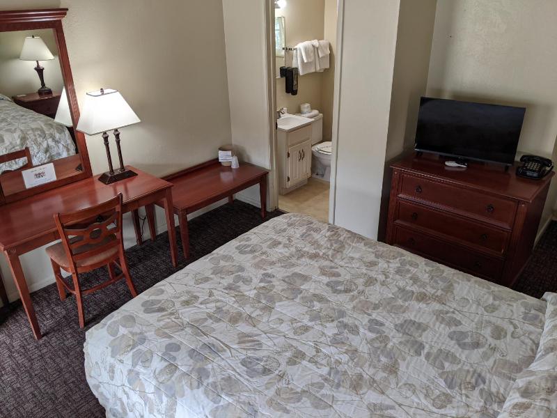 Queen Room image 4