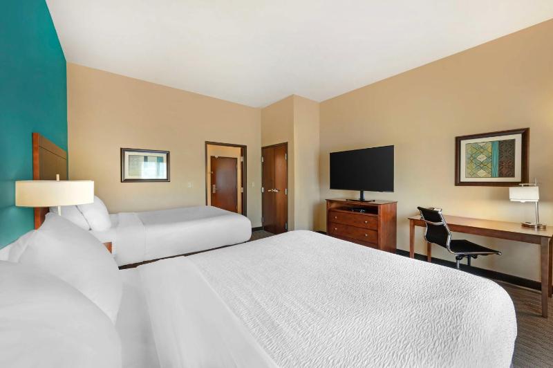 Queen Suite with Two Queen Beds and Kitchenette - Non-Smoking image 3