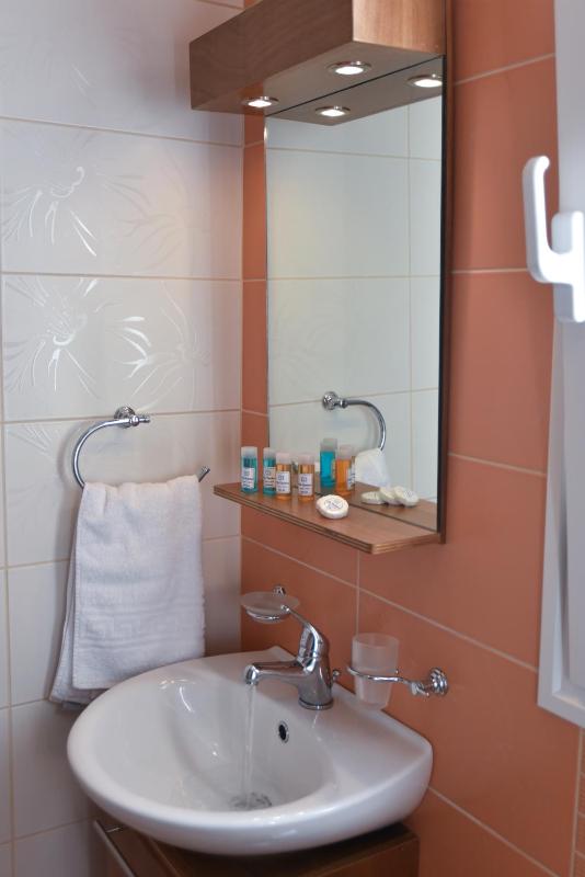 Economy Quadruple Room image 4