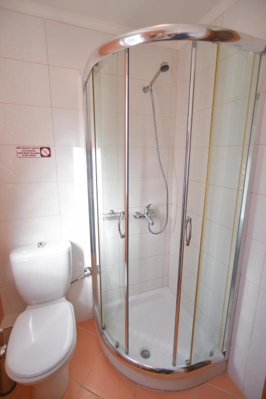 Economy Quadruple Room image 3