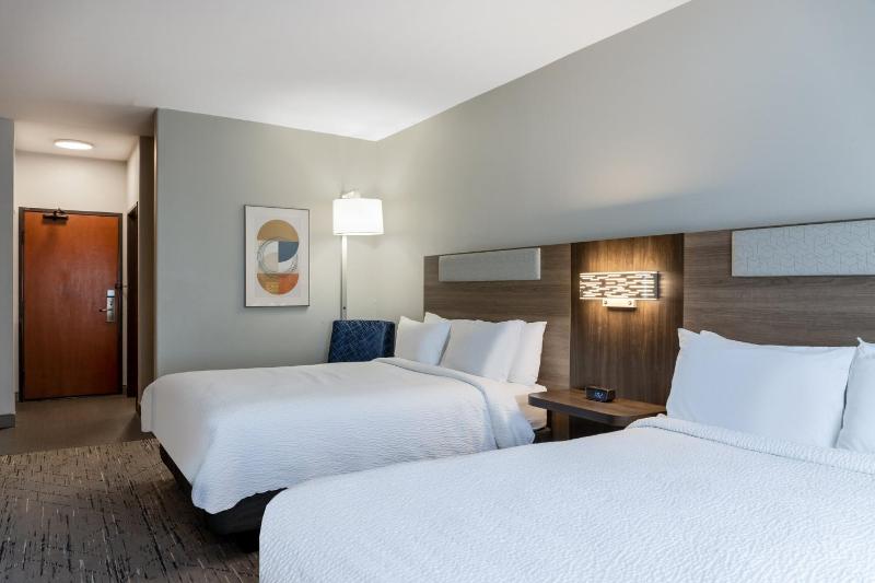 Standard Room with Two Queen Beds image 4