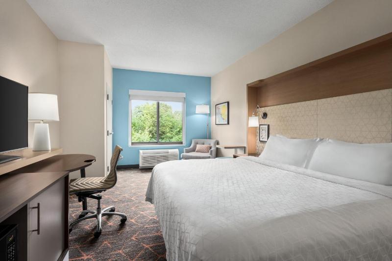 Standard King Room image 2