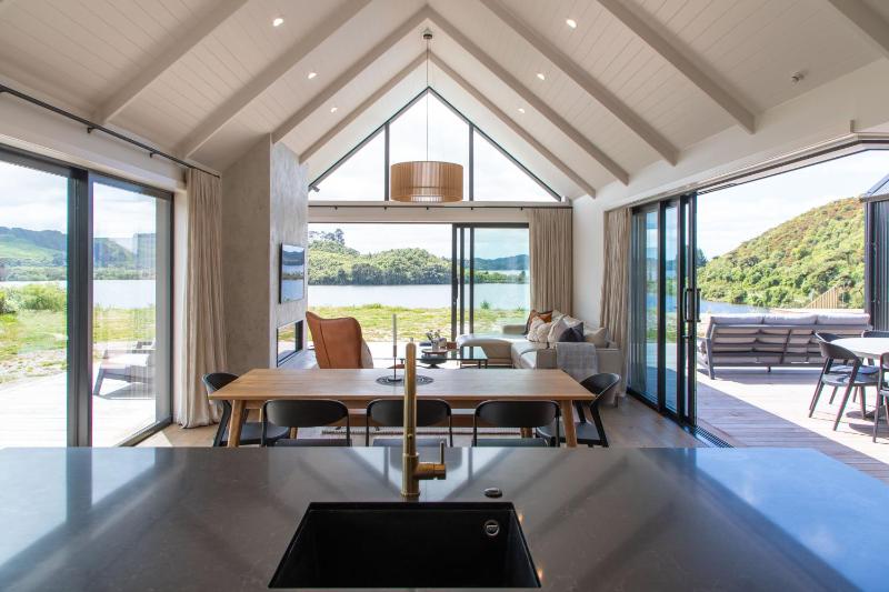 Lakefront Luxury - Lake Rotoiti Holiday Home - image 13