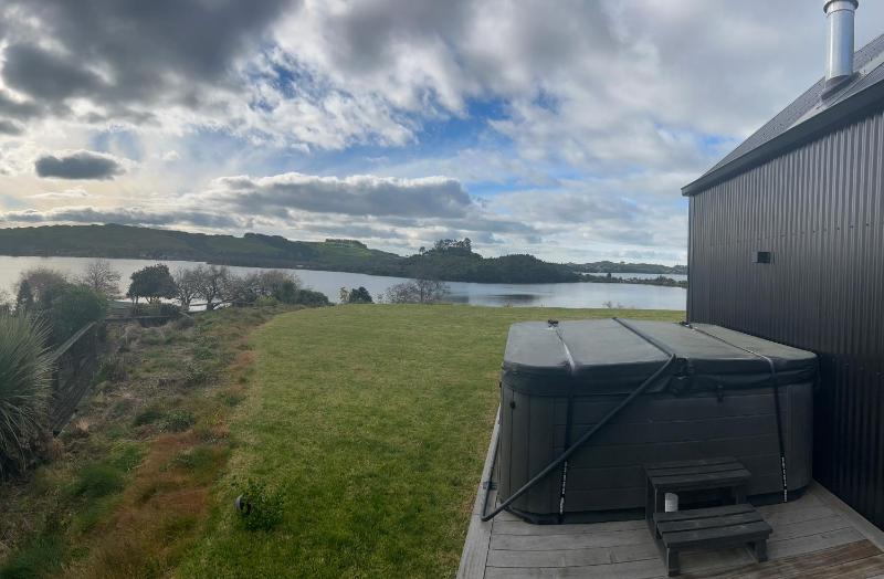 Lakefront Luxury - Lake Rotoiti Holiday Home - image 6