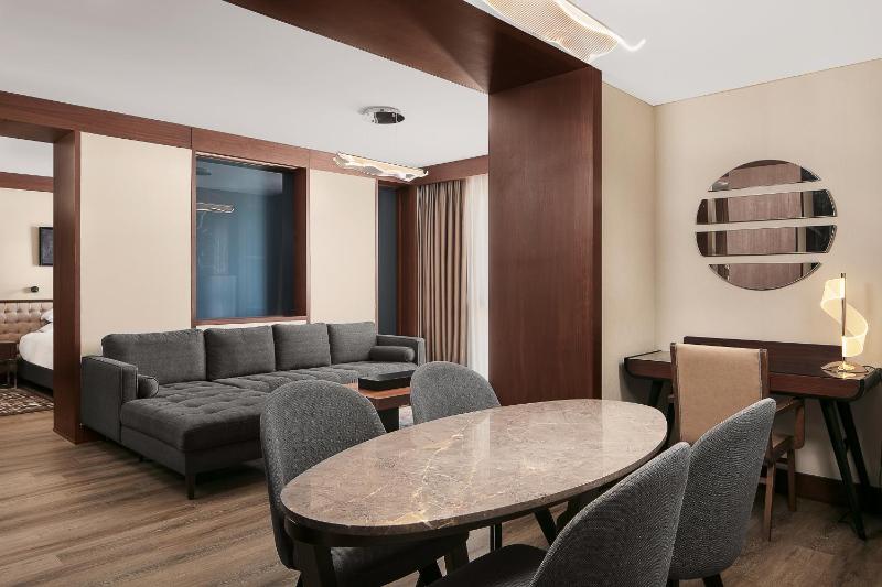 Junior Suite with Lounge Access image 3