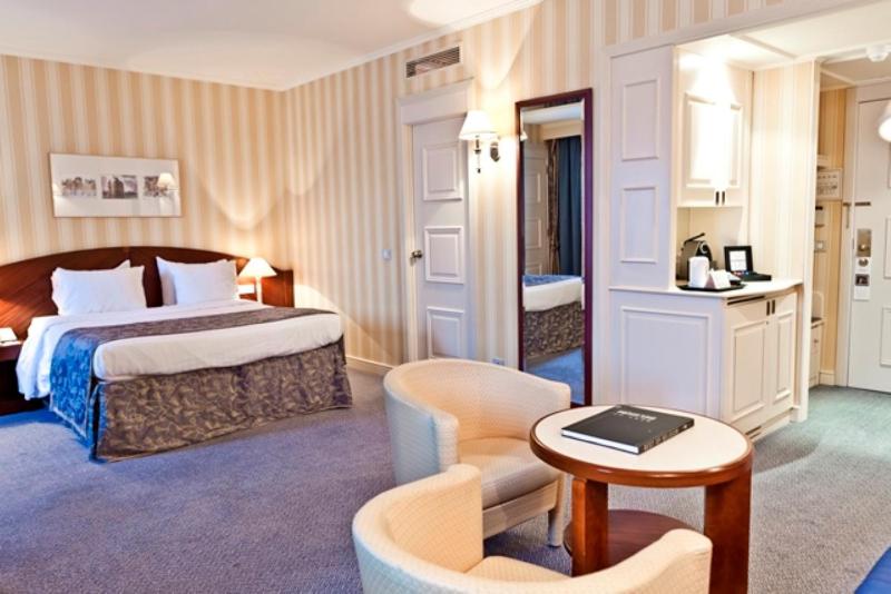 Executive Deluxe image 1