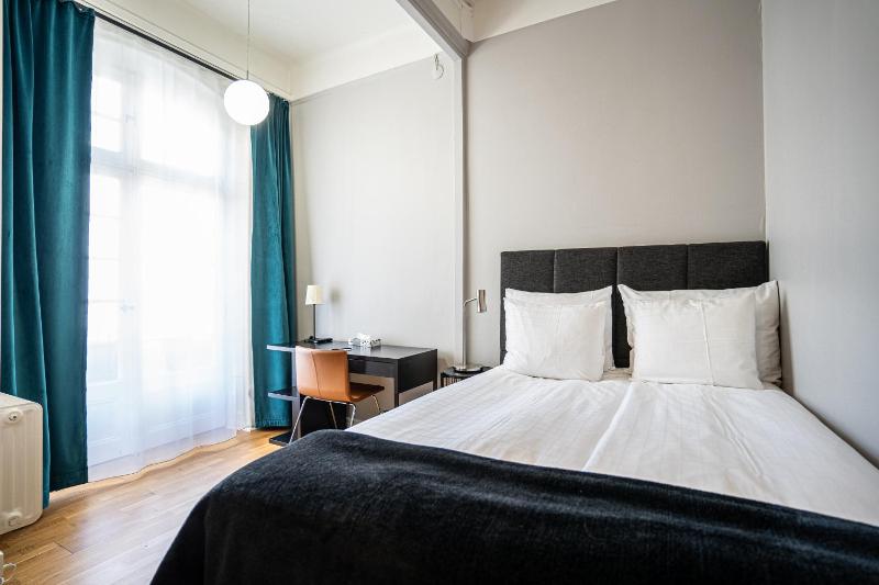 Small Double Room image 1