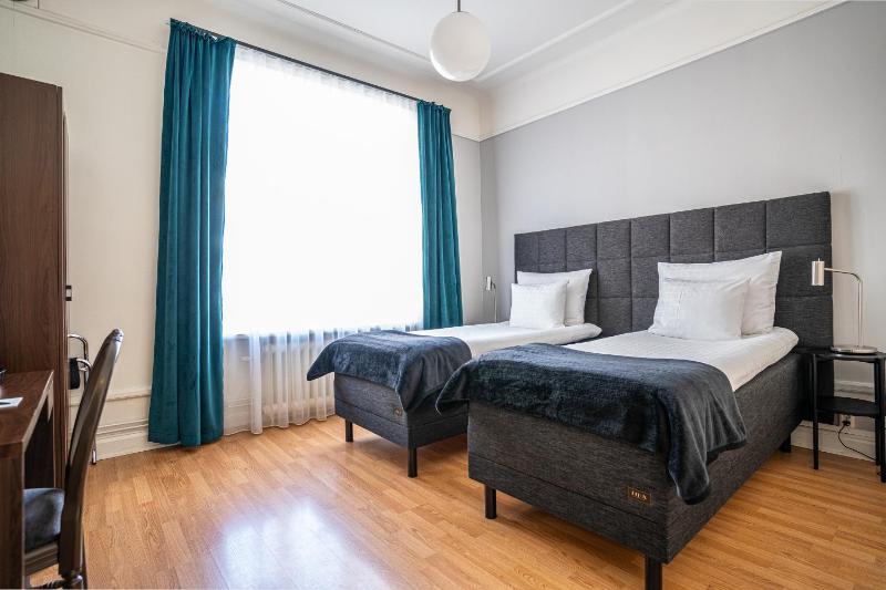 Twin Room image 4