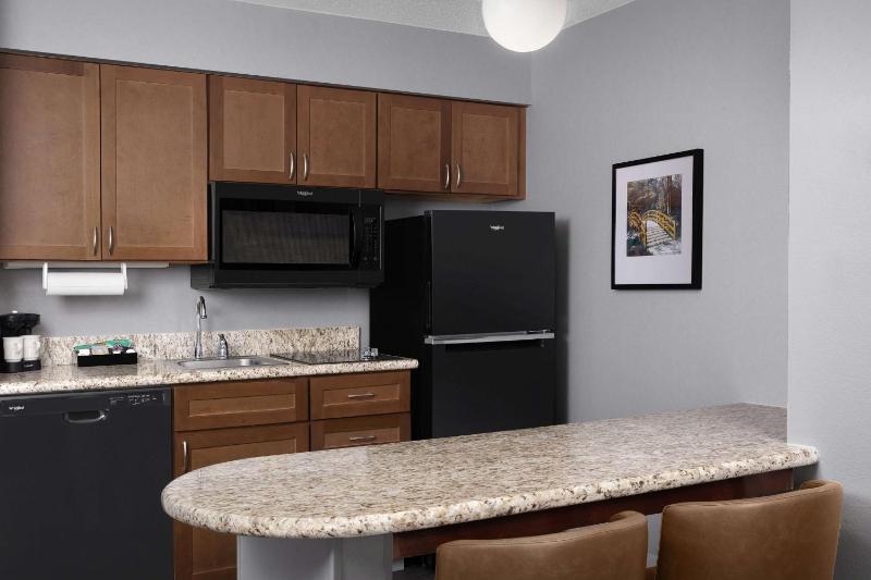 Queen Suite - Hearing Accessible/Non-Smoking image 3