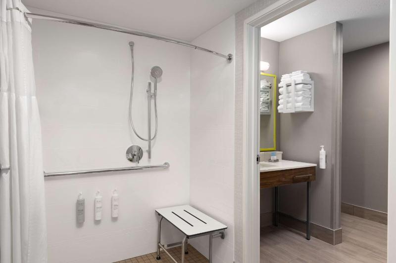 King Room with Roll-In Shower - Mobility Access image 2