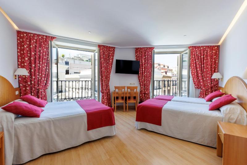 Quadruple Room image 1