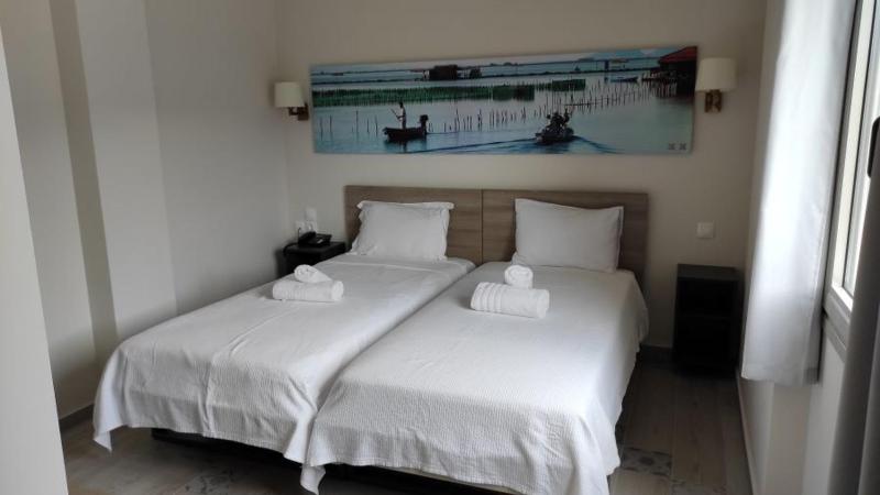 Standard Twin Room image 2