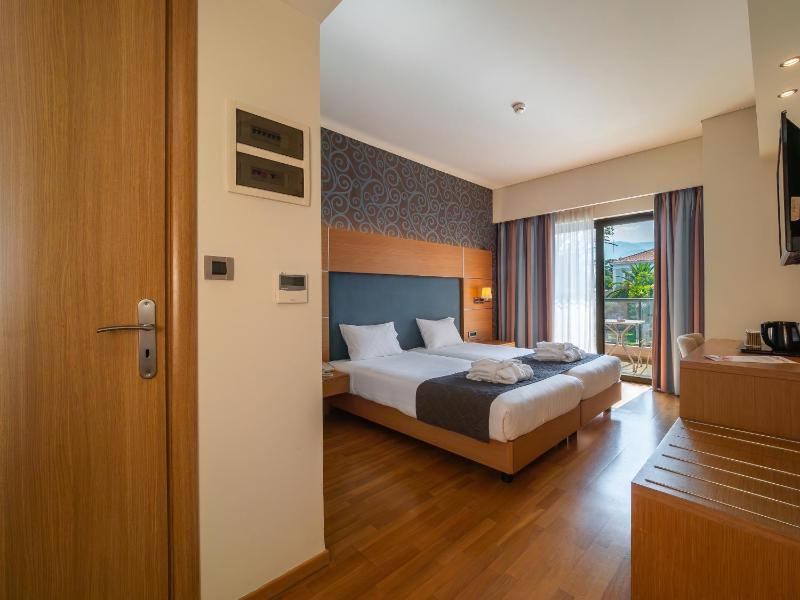 Elektra Stay Port & Sea View - image 11