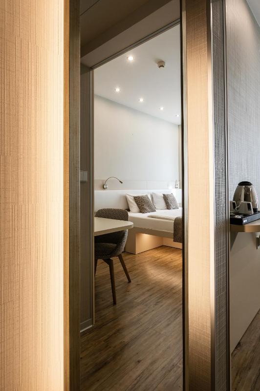 Deluxe Double or Twin Room image 3