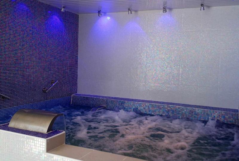 Double Room with Sea View image 4
