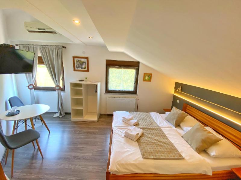 Standard Double Room image 4
