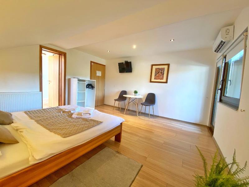 Double Room with Balcony image 3