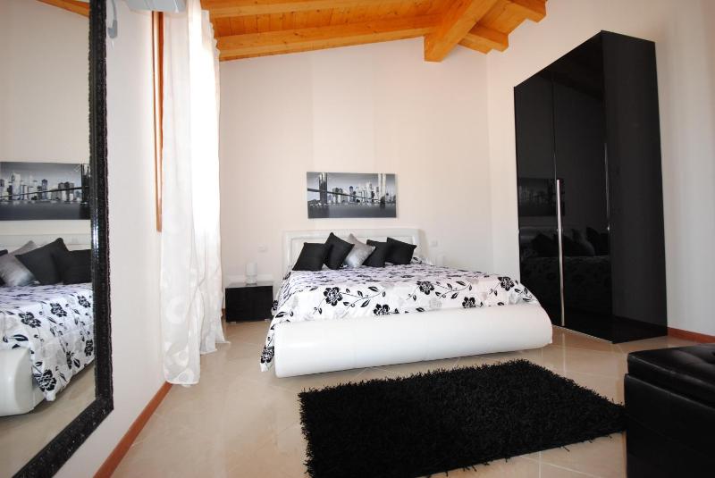 Economy Double Room image 2