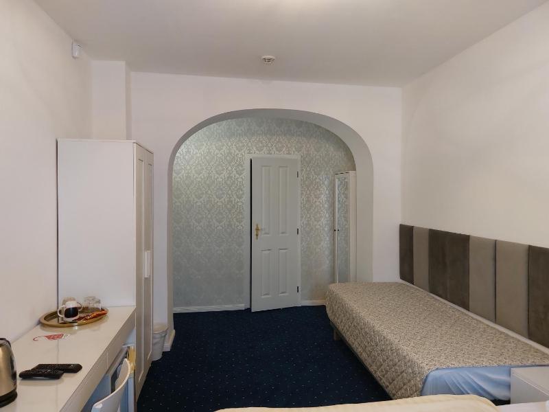 Deluxe Triple Room image 3