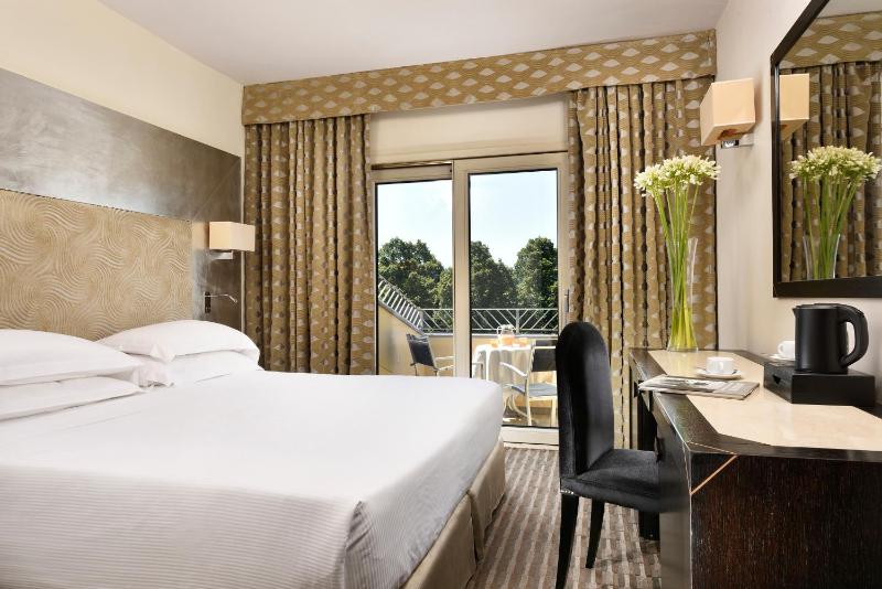 Deluxe Double Room with Balcony and View image 1