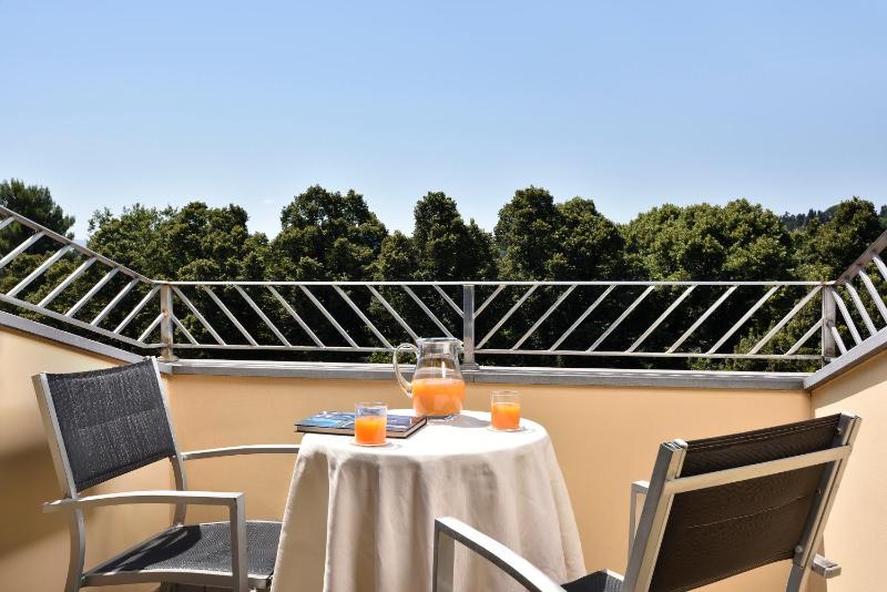 Deluxe Double Room with Balcony and View image 3