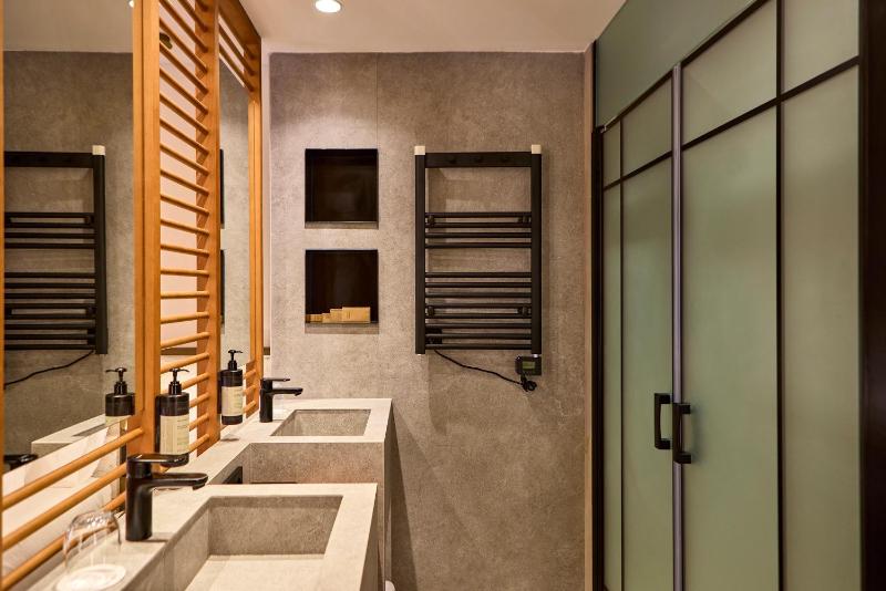 Junior Suite with Side Sea View image 3