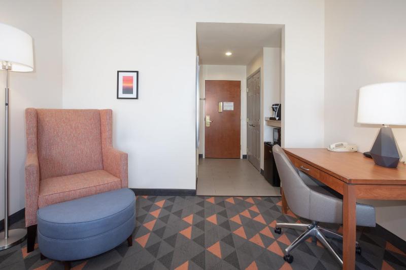 Standard King Room image 3
