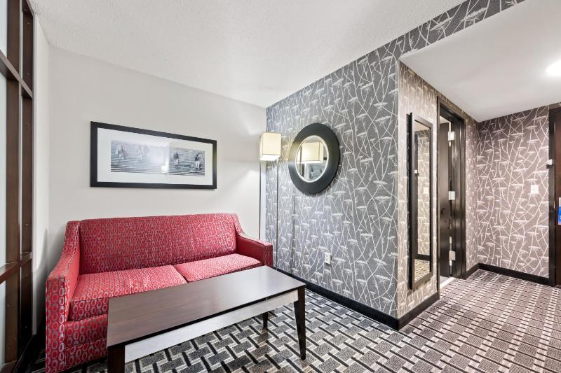 Suite with One King Bed and Two Queen Beds image 2