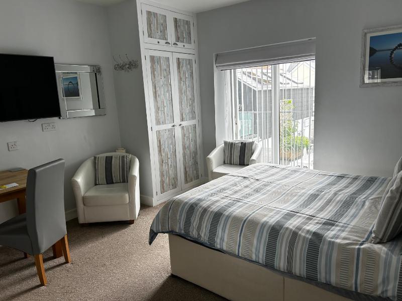 Large Double Room image 1