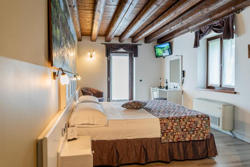 Deluxe Double Room with Extra Bed image 2