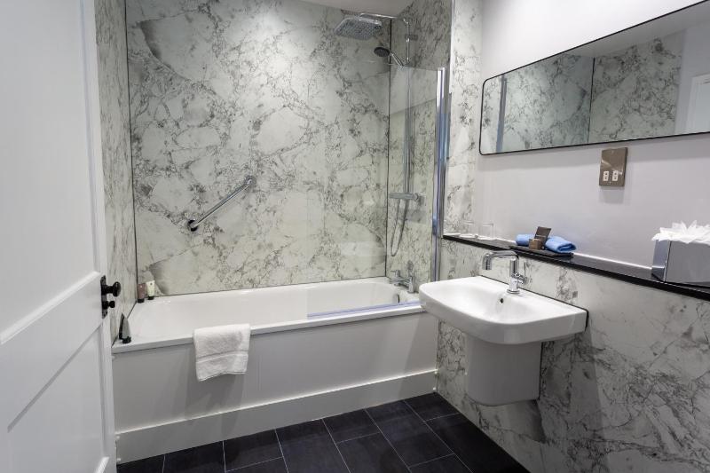 Deluxe Double or Twin Room image 4