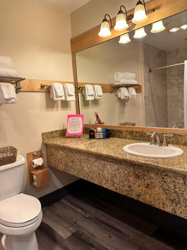 Oceanfront Double Queen Suite with Jetted Tub image 4