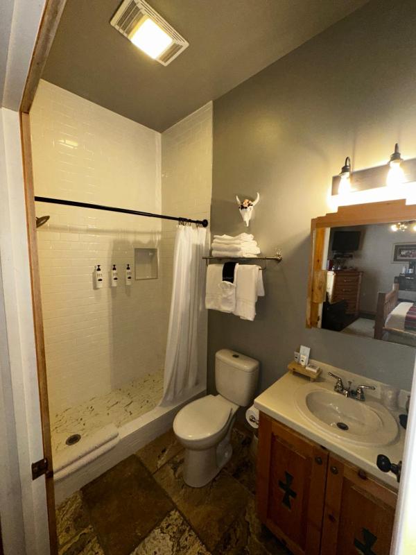 Queen Room image 2