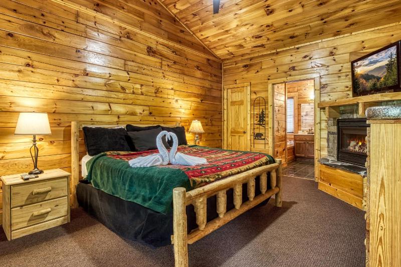 Big Bear Retreat- game Room Hot Tub Sleeps 3o Theater Room WIFI!!! - image 20