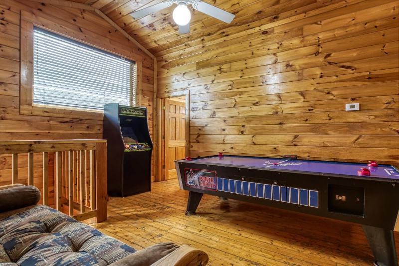 Big Bear Retreat- game Room Hot Tub Sleeps 3o Theater Room WIFI!!! - image 34