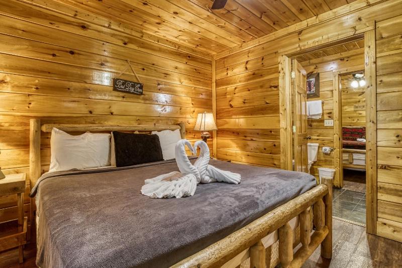 Big Bear Retreat- game Room Hot Tub Sleeps 3o Theater Room WIFI!!! - image 18