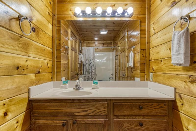 Big Bear Retreat- game Room Hot Tub Sleeps 3o Theater Room WIFI!!! - image 10