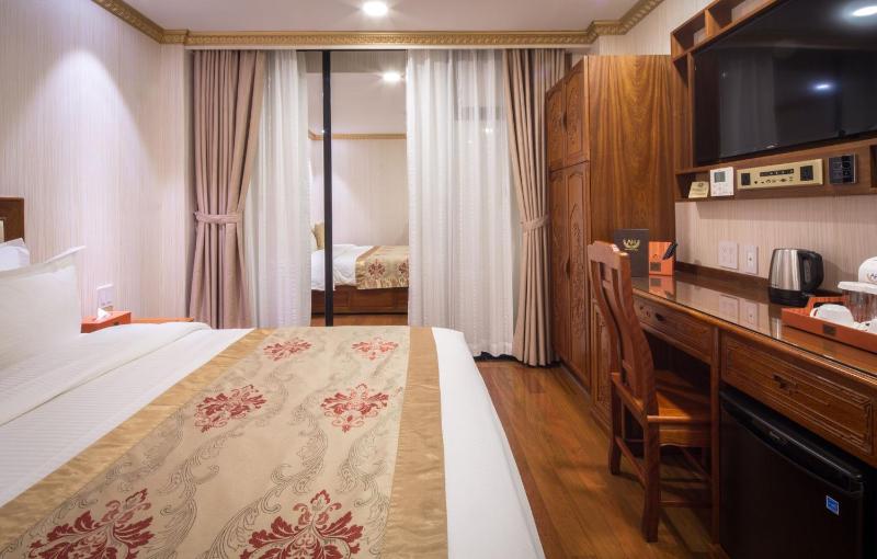 Deluxe King Room image 4
