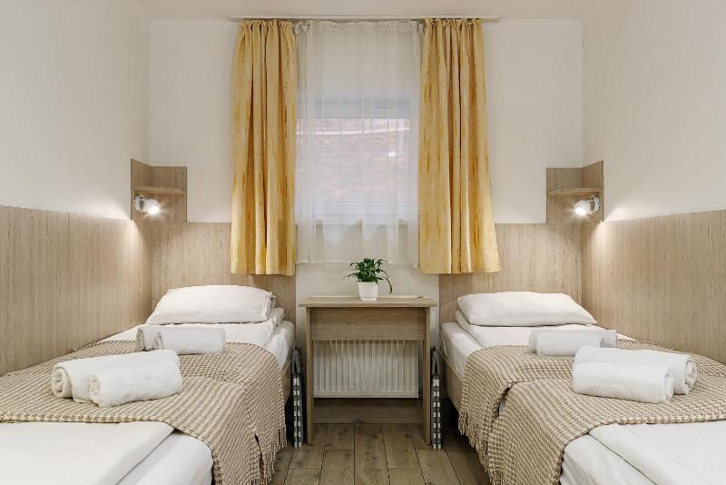 Economy Quadruple Room image 1