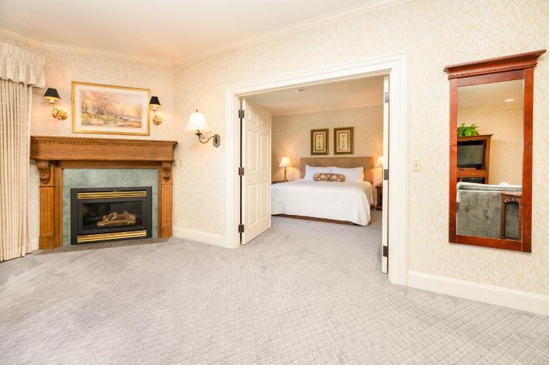 One-Bedroom King Suite image 4