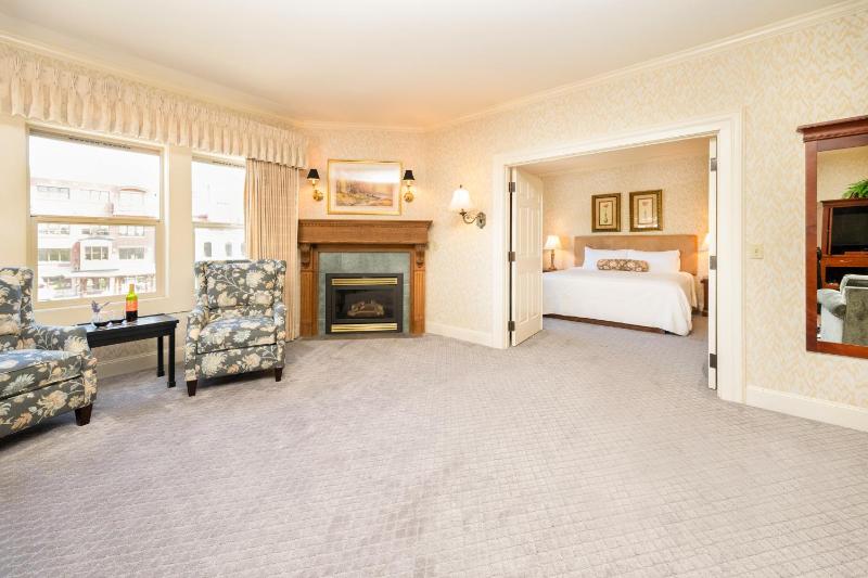 One-Bedroom King Suite image 4