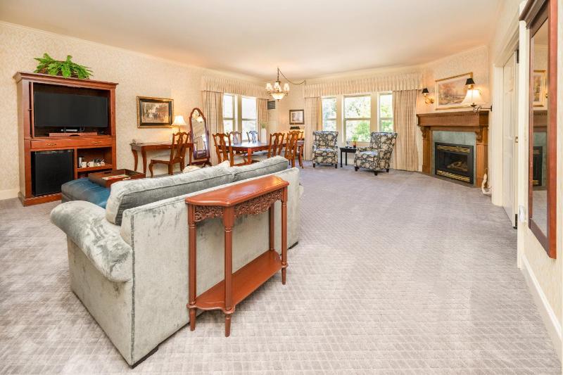 One-Bedroom King Suite image 3