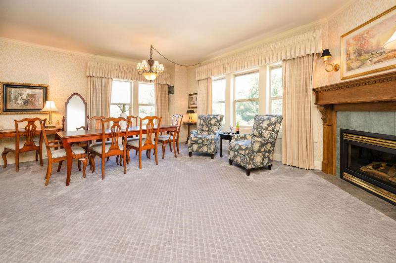 One-Bedroom King Suite image 3