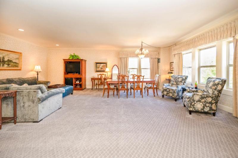 One-Bedroom King Suite image 2