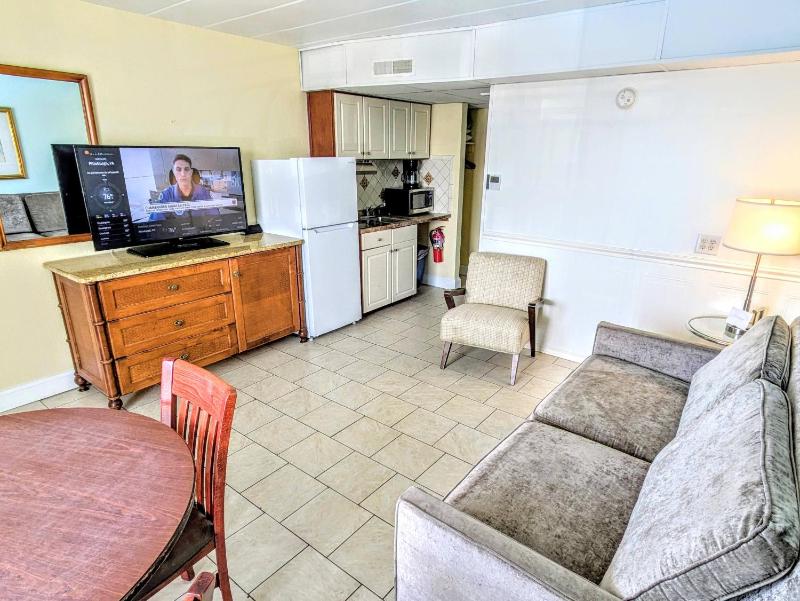 One-Bedroom Suite with Kitchenette  image 3