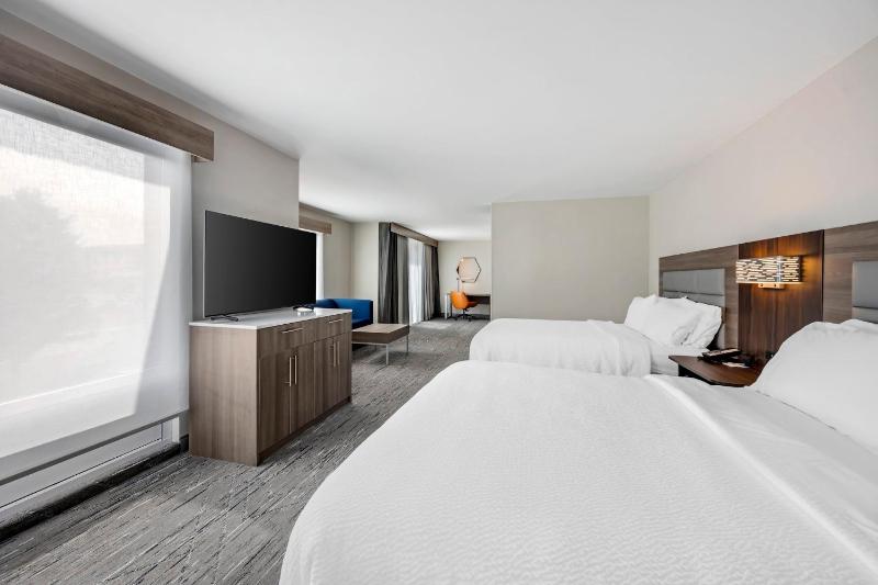 Queen Suite with Two Queen Beds and Sofa Bed image 3
