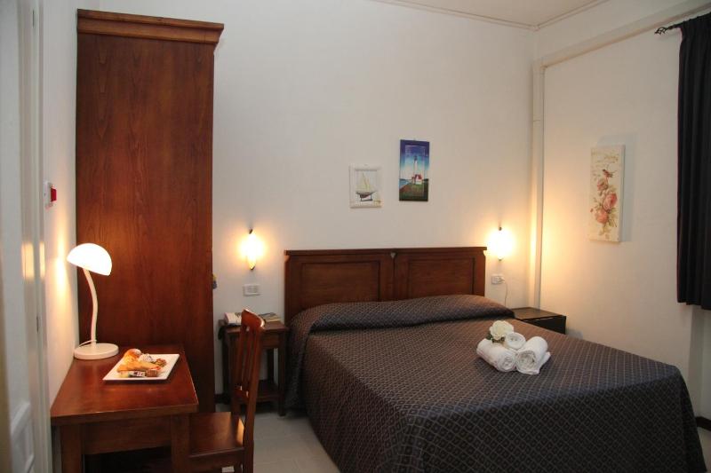 Double Room image 3