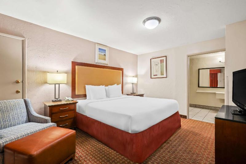 King Room with Roll-in Shower - Disability Access/Non-Smoking image 4