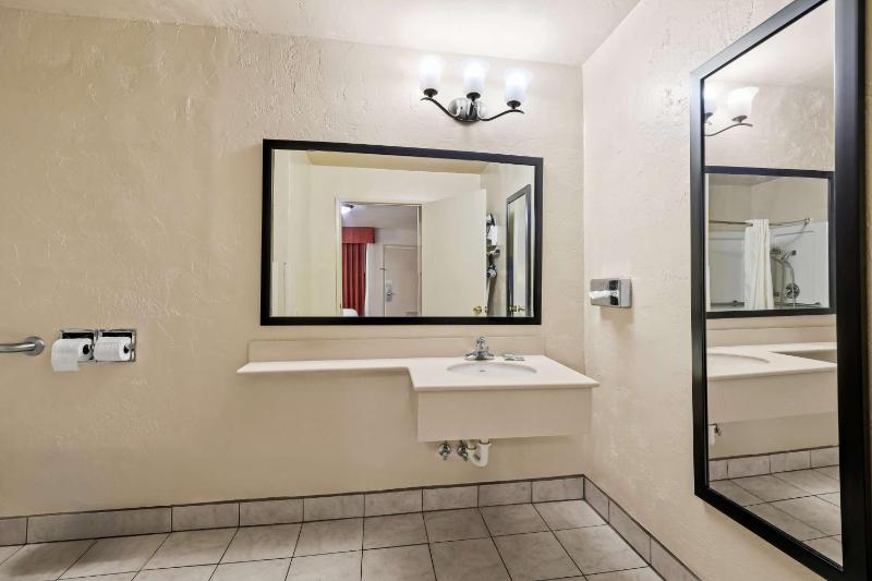 King Room with Roll-in Shower - Disability Access/Non-Smoking image 2