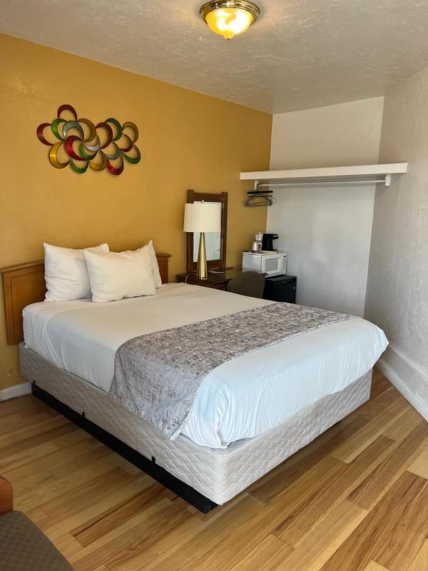 Queen Room image 3
